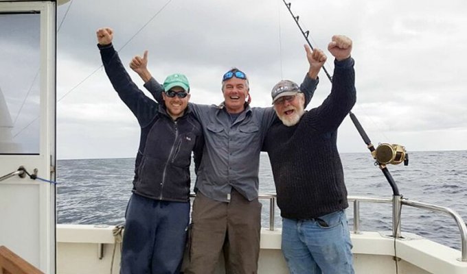 Рыбаки поймали гигантского тунца, который может стоить миллионы и выпустили его обратно в океан (4 фото)