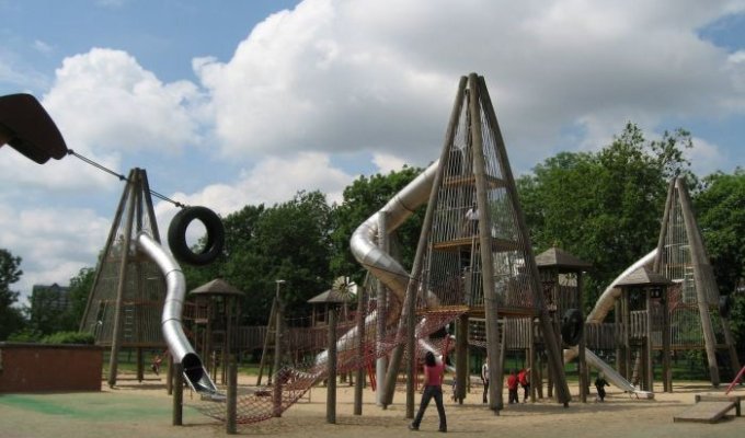 Необычные детские площадки (21 фото)