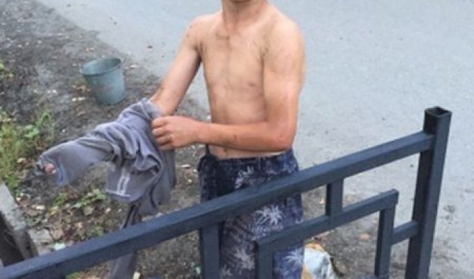 В Ревде 12-летний мальчик спас щенка, едва не утонувшего в сточной канаве (2 фото)