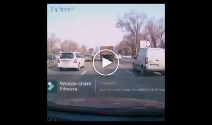 Крушение самосвала попало на видео на автодороге в Алматы