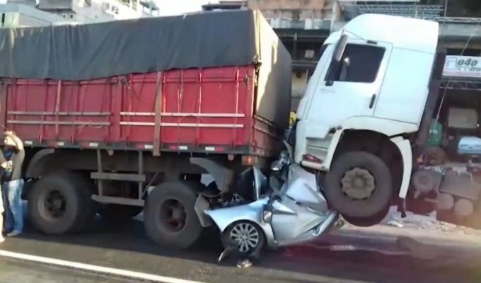 В Бразилии водитель выжил в сплющенном грузовиками автомобиле (8 фото + 1 видео)