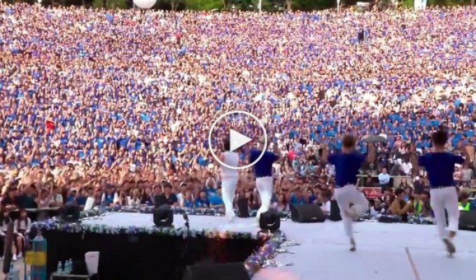 PSY исполняет песню New Face перед большой толпой