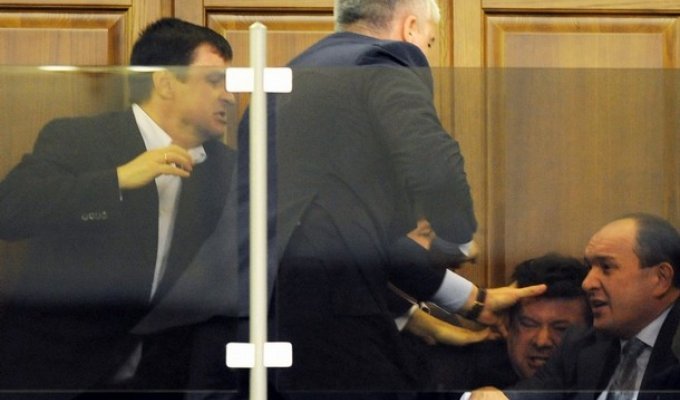 Вчерашняя драка депутатов в украинском парламенте (5 фото)