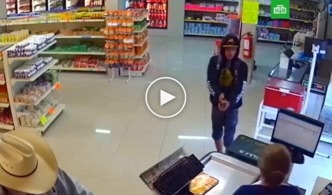 Посетитель магазина обезоружил грабителя