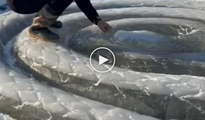Ледяная скульптура на озере