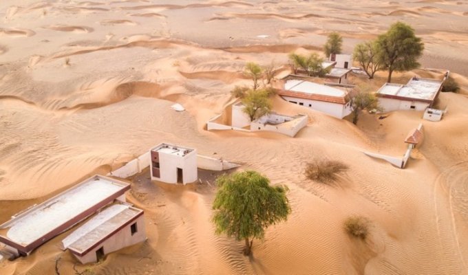 Заброшенная деревня у Аль-Мадам (7 фото)