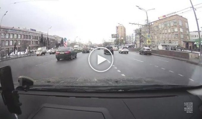 На юге Москвы водитель легковушки на скорости врезался в автобус