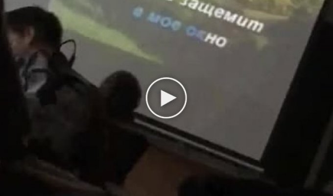 Ученики младших классов спели Владимирский централ на уроке музыки в Краснодаре
