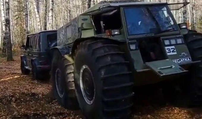 Вездеход «Шерп» против нового «Гелика AMG» в перетягивании каната (3 фото + 1 видео)