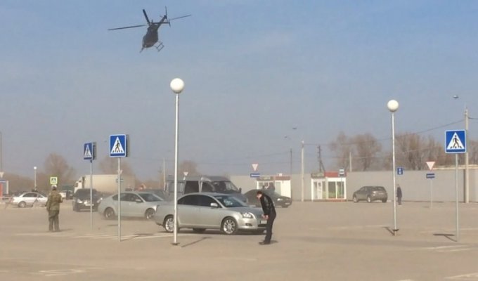 Взлет вертолета Сердюкова с парковки гипермаркета в Рязани (2 фото)