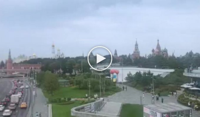 У Кремля запустили в небо флаг Украины