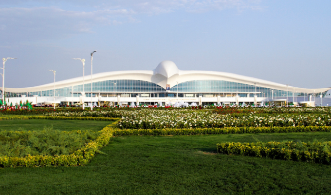 Новый аэропорт Ашхабада поражает воображение (4 фото)