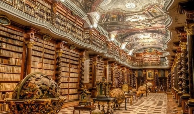 Прогулка по самой красивой библиотеке в мире (8 фото)
