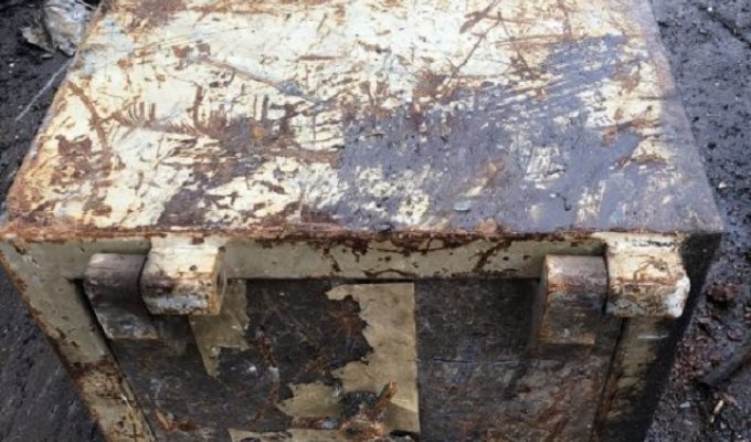 В Великобритании сдали на металлом старый сейф. Угадайте что нашли работники пункта приема? (4 фото)