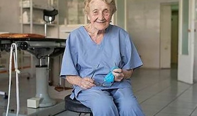 Старейшему хирургу России 87 лет! (7 фото)