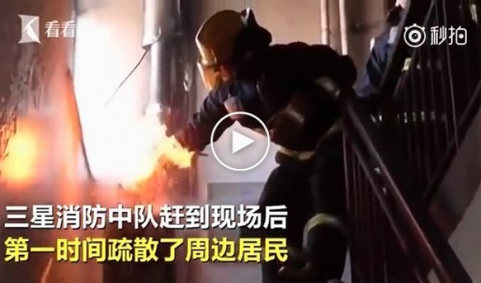 Суровый китайский пожарный вынес из здания горящий газовый баллон