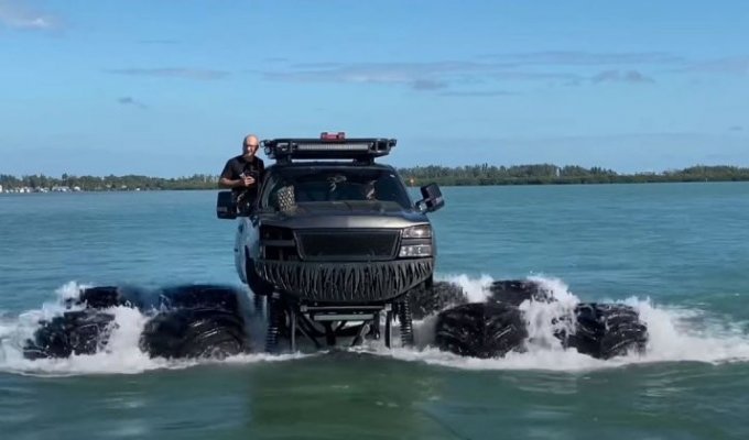Безумный пикап Monstermax отправился поплавать в Мексиканском заливе (2 фото + 1 видео)