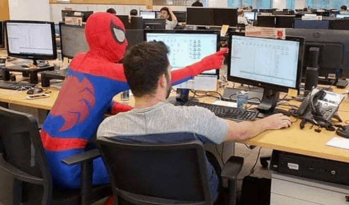 Банковский сотрудник перед увольнением решил стать супергероем и показал, как работает Человек-паук (4 фото + 1 видео)