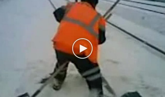 Пьяный работник пытается собрать лопаты