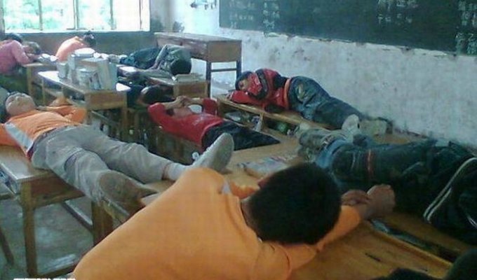  Тихий час в китайской школе (4 фото)