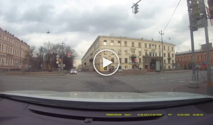В Петербурге водитель устроил аварию на глазах у инспектора ГИБДД