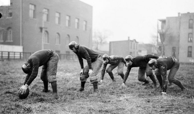 19 смертельных травм за год: как играли в американский футбол в начале XX века (20 фото)