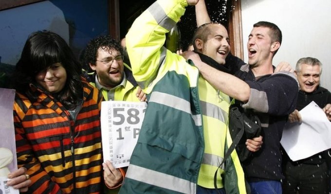 Жители испанской деревни выиграли в лотерею 720 миллионов евро (3 фото)