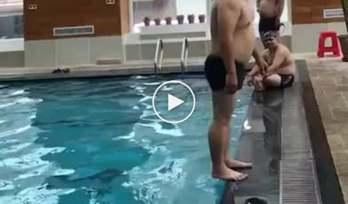 Мастерский прыжок в бассейн