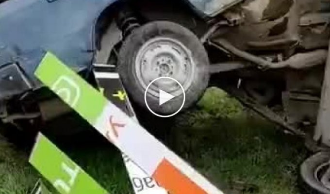 В Махачкале машина влетела в рекламный щит, который разорвал ее пополам