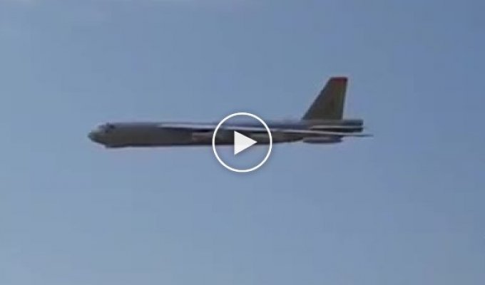 Видео сопровождения американских бомбардировщиков украинскими Су-27
