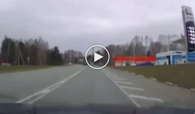 Момент ДТП между Acura и Mercedes в Новосибирской области