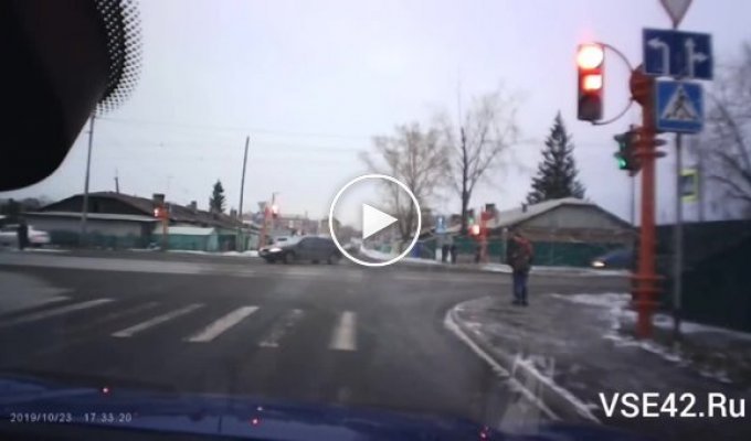 Автомобиль сбил пару влюбленных на тротуаре в Кемерове
