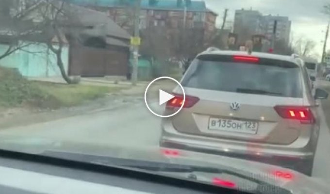 В России прошел крестный ход казаков посреди дороги