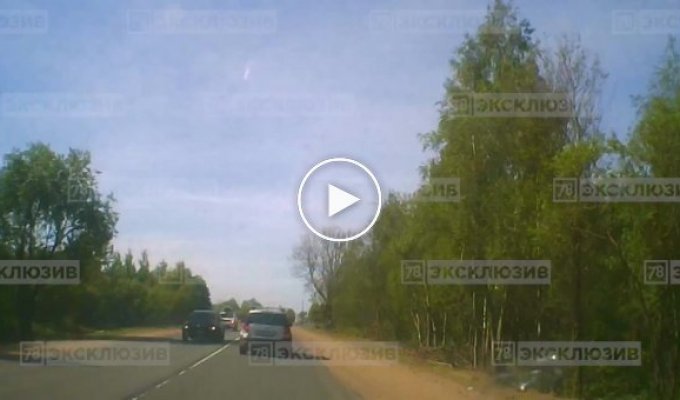 Двое школьников насмерть разбились на скутере в Ленинградской области
