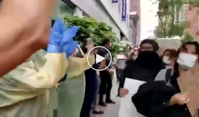 В Нью-Йорке врачи спасавшие людей от коронавируса, аплодируют протестующим