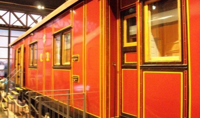 Почтовый вагон построенный в 1902 году (4 фото)