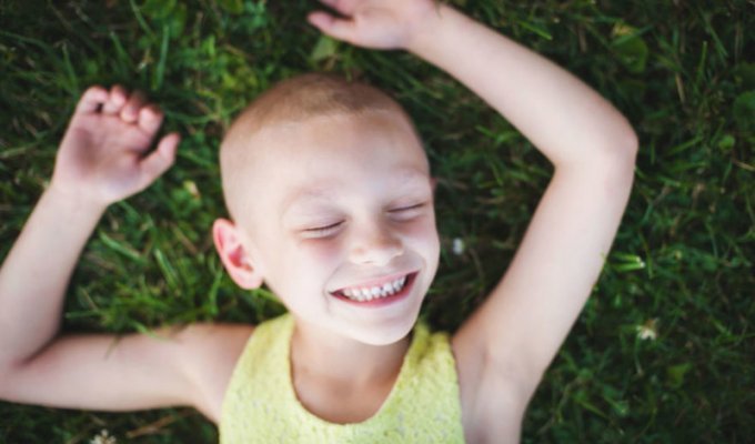 Волонтеры сфотографировали стойких бойцов с раком: эти детки улыбаются и не сдаются (10 фото)