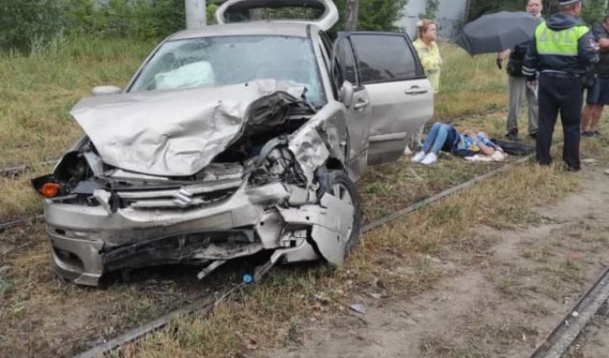 В Липецке пьяна женщина на BMW протаранила Suzuki с семьёй, а затем станцевала перед камерой (3 фото + видео)
