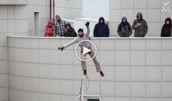 В Барнауле экстремал прошел по стропе между двумя 16-этажками 