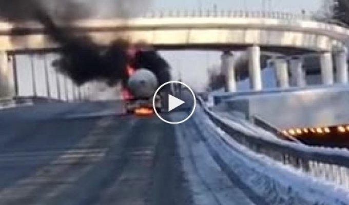 На 37 километре в сторону Москвы горит грузовик, который перевозит сжиженный газ
