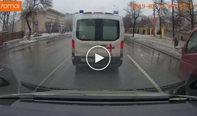 Дорожные разборки в Москве. Карета скорой помощи против такси