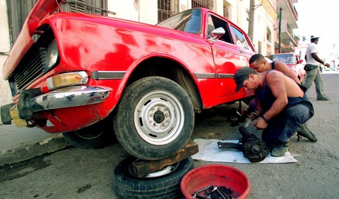 Как бывшие соотечественники помогают кубинцам решить вопрос с ремонтом старых советских машин (6 фото)