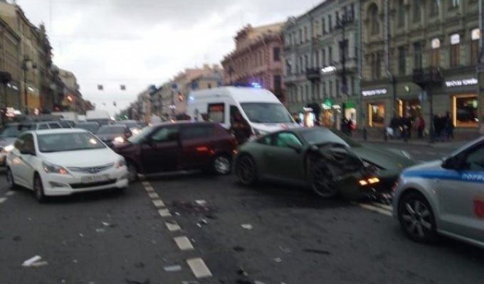 Люксовая авария в Петербурге с участием Porsche (4 фото + видео)