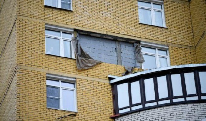 В Екатеринбурге ветер снес часть стены новостройки (6 фото + 2 видео)