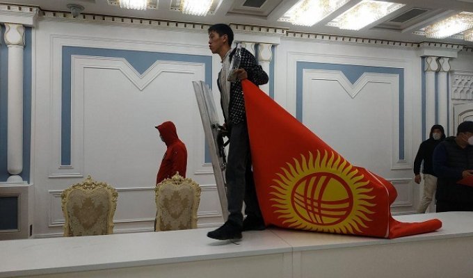 Массовые протесты в Бишкеке: демонстранты захватили мэрию и парламент, а также освободили бывшего президента Алмазбека Атамбаева из тюрьмы (10 фото + 6 видео)