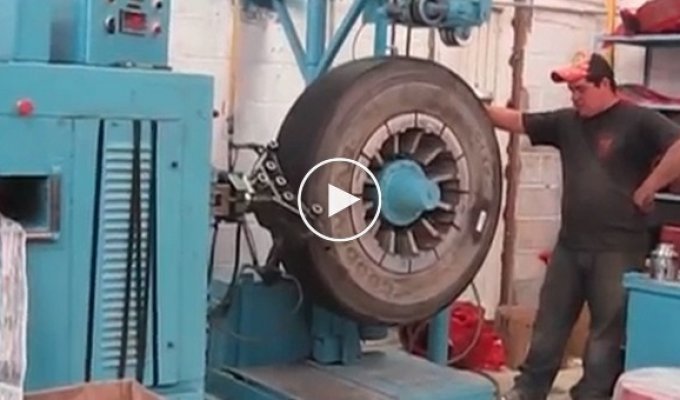 Странный метод наварки шин для грузовых машин в Мексике