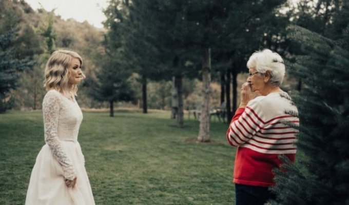 Молодая невеста преподнесла сюрприз своей бабушке, надев ее платье спустя 55 лет (9 фото)