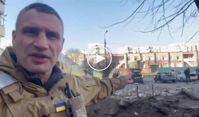 Виталий Кличко записал видео с места падения обломков российской ракеты в Киеве