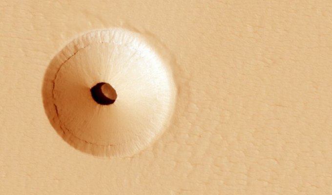 На Марсе обнаружена загадочная пещера (2 фото)