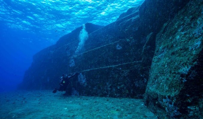 Японская подводная "пирамида" остается одной из величайших загадок мира (5 фото + 1 видео)